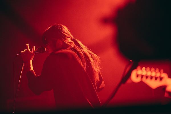 小林私、予定調和無しの〈独演会〉で放った自由さと説得力　初バンドセットで挑んだ"8曲"ワンマンレポート