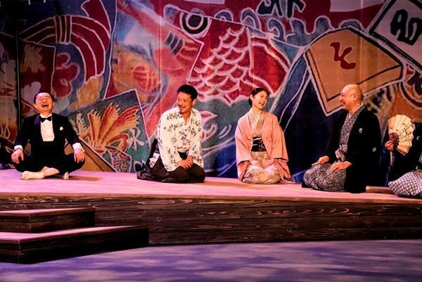 長塚圭史、監督就任後の初公演『新ロイヤル大衆舎×KAAT「王将」-三部作-』現在上演中　舞台写真＆コメントも