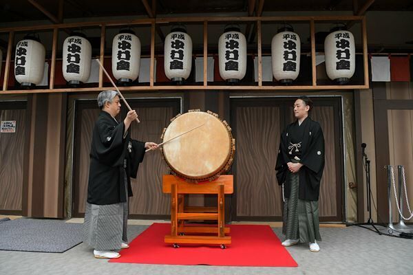 平成中村座「一番太鼓」の様子 提供：松竹