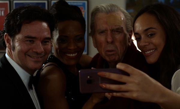 主人公が壮大な旅の中で出会う人々に注目　『君を想い、バスに乗る』新場面写真公開