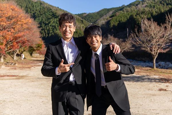 森崎ウィン＆佐藤隆太の仲良し兄弟ショットも　『僕と彼女とラリーと』深川麻衣、ガンバレルーヤよしこら微笑ましいオフショット公開