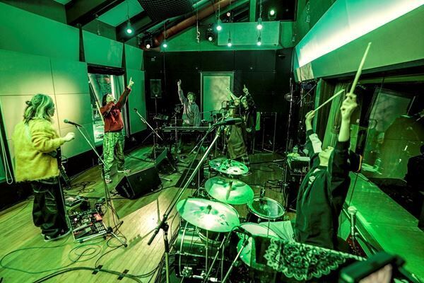 菅田将暉、アットホームな空気に包まれた2度目のオンラインライブ　バンド編成で「虹」「ラストシーン」など熱唱