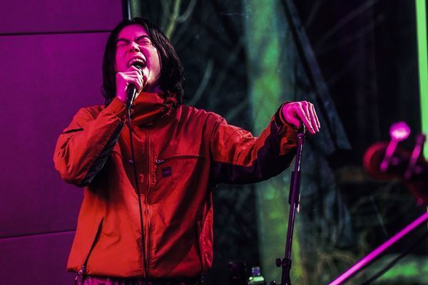 菅田将暉、アットホームな空気に包まれた2度目のオンラインライブ　バンド編成で「虹」「ラストシーン」など熱唱