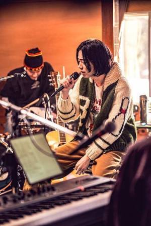 菅田将暉、アットホームな空気に包まれた2度目のオンラインライブ　バンド編成で「虹」「ラストシーン」など熱唱