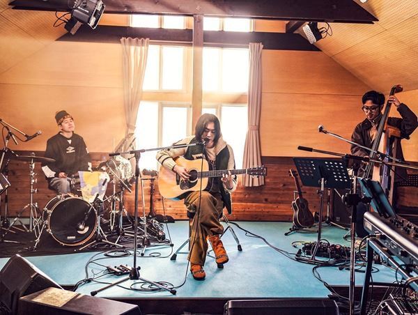 菅田将暉、アットホームな空気に包まれた2度目のオンラインライブ　バンド編成で「虹」「ラストシーン」など熱唱