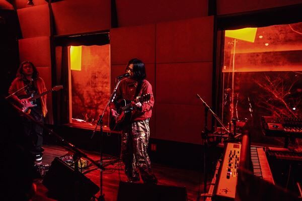 菅田将暉、アットホームな空気に包まれた2度目のオンラインライブ　バンド編成で「虹」「ラストシーン」など熱唱