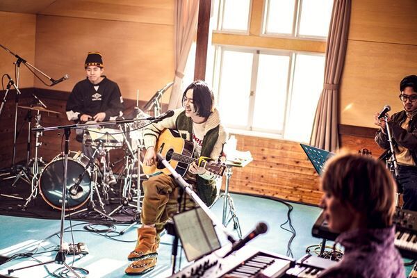 菅田将暉、アットホームな空気に包まれた2度目のオンラインライブ　バンド編成で「虹」「ラストシーン」など熱唱