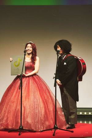 なかねかな「モテすぎて草、誘ってて森」が『TikTok流行語大賞2021』大賞を受賞