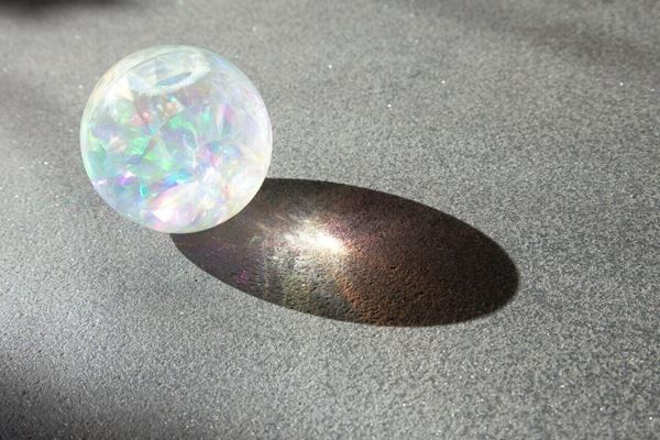 人の営みや自然との関係について問い直す『川内倫子：M/E 球体の上 無限の連なり』開催