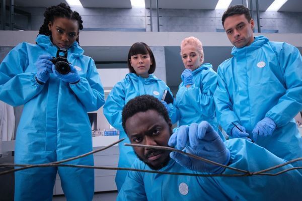 バボー・シーセイ初主演作『ウルフ教授の科学捜査ファイル』日本初配信決定　エキセントリックな教授と魅力溢れるキャラクター登場の予告公開