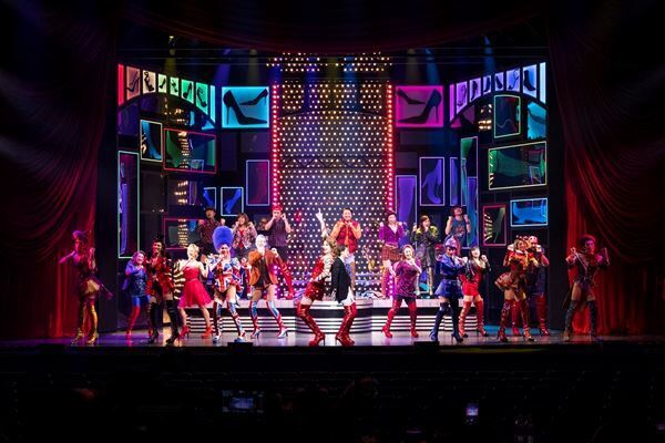 懐かしさと新しさが入り混じった待望の再々演 ミュージカル『キンキーブーツ』ゲネプロレポート