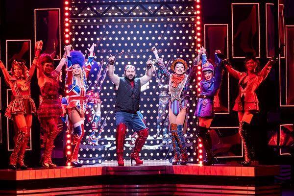 懐かしさと新しさが入り混じった待望の再々演 ミュージカル『キンキーブーツ』ゲネプロレポート