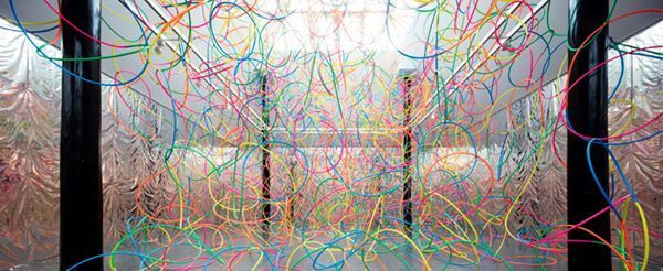 カラフルなインスタレーションがアトリウムに登場！　『鬼頭健吾展｜Lines』5月1日より開催