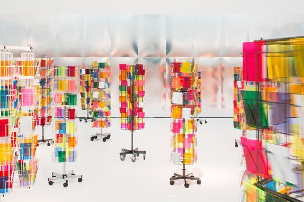 カラフルなインスタレーションがアトリウムに登場！　『鬼頭健吾展｜Lines』5月1日より開催