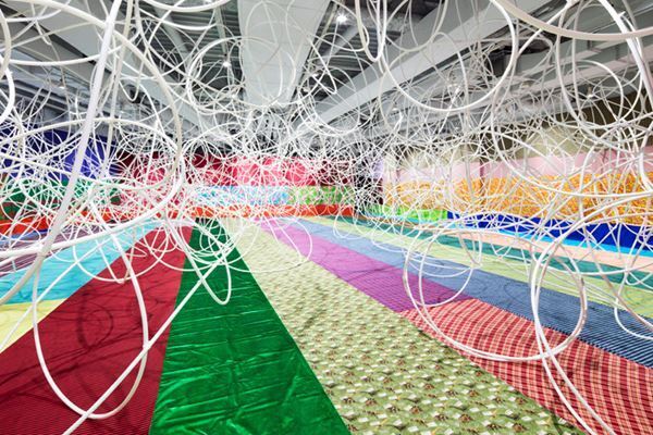カラフルなインスタレーションがアトリウムに登場！　『鬼頭健吾展｜Lines』5月1日より開催