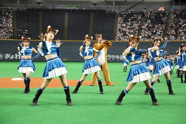 「きつねダンス」で話題のイルヴィスが初来日　札幌ドームで「The Fox」生披露＆初始球式