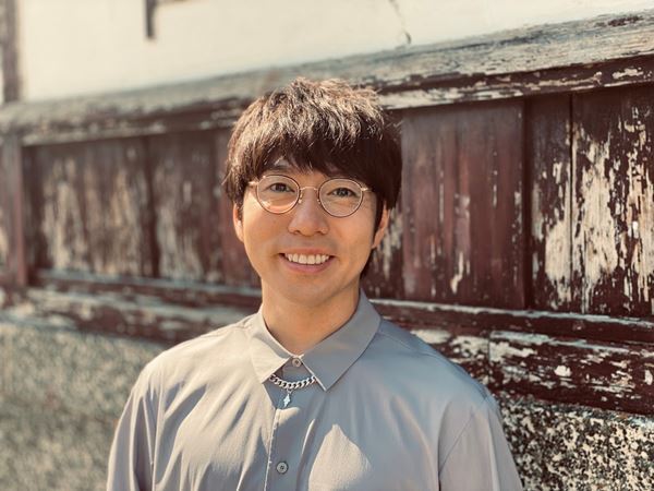 高橋優、武道館弾き語りライブ“黒橋優と白橋優”2Days開催決定