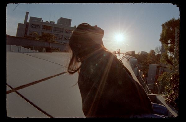 にしな、小林光大が全編フィルムで撮影した「ヘビースモーク」MV公開　