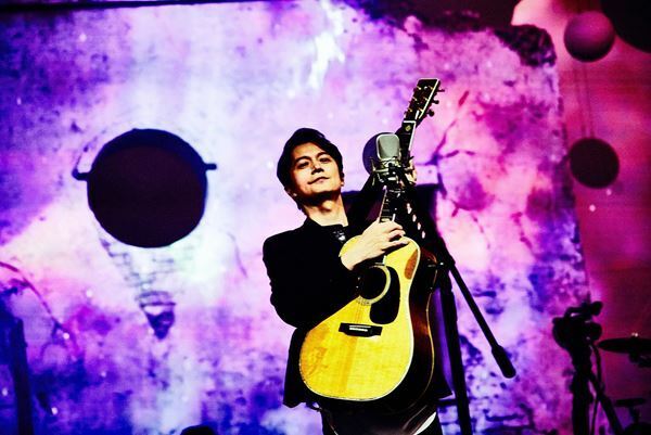 福山雅治、全曲バラードで示した30年の軌跡「音楽は時空を超える」