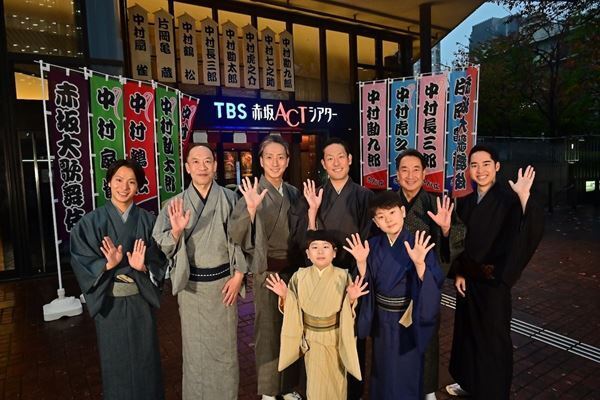 『赤坂大歌舞伎』開幕コメント到着＆舞台写真初公開　中村勘九郎、中村七之助ら出演者勢揃いの集合写真も