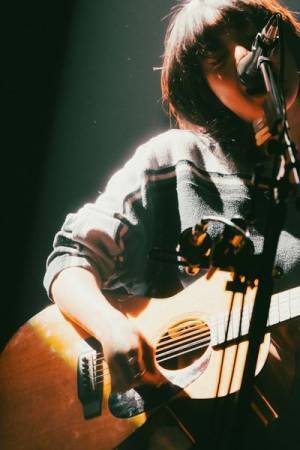 あいみょん、メジャーデビュー5周年記念日に武道館で弾き語りライブ開催「みんなのおかげで日々楽しいです」