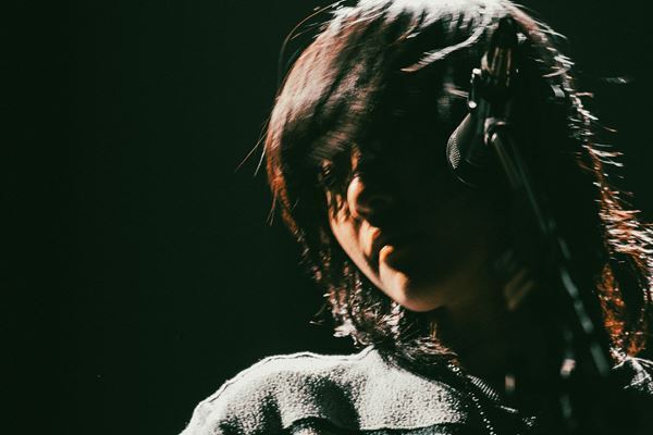 あいみょん、メジャーデビュー5周年記念日に武道館で弾き語りライブ開催「みんなのおかげで日々楽しいです」