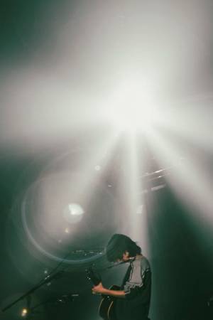 あいみょん、メジャーデビュー5周年記念日に武道館で弾き語りライブ開催「みんなのおかげで日々楽しいです」