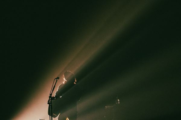 あいみょん、メジャーデビュー5周年記念日に武道館で弾き語りライブ開催「みんなのおかげで日々楽しいです」