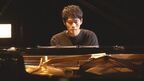 松下洸平、初のピアノ弾き語りに挑戦した「あなた」MVプレミア公開に先駆けメイキング映像公開