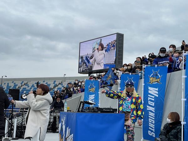 DJ KOO＆hitomi、ラグビー・ワイルドナイツ開幕戦で「SAMURAI DRIVE」を熱唱　チームを勝利に導く
