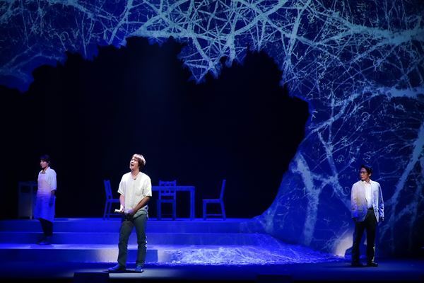 記憶喪失の青年がたどる世界を豊かに彩ったミュージカル『COLOR』上演中