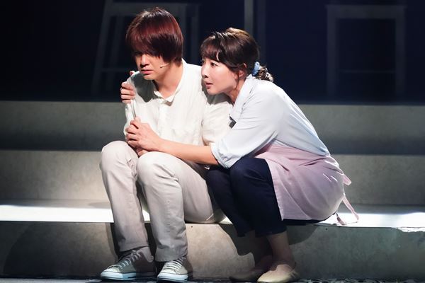 記憶喪失の青年がたどる世界を豊かに彩ったミュージカル『COLOR』上演中