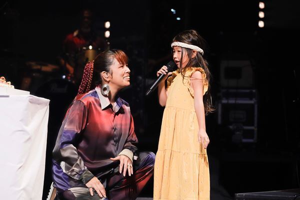 AI、20周年ツアーファイナルで朝ドラ主題歌「アルデバラン」初披露　家族から誕生日ケーキのサプライズも
