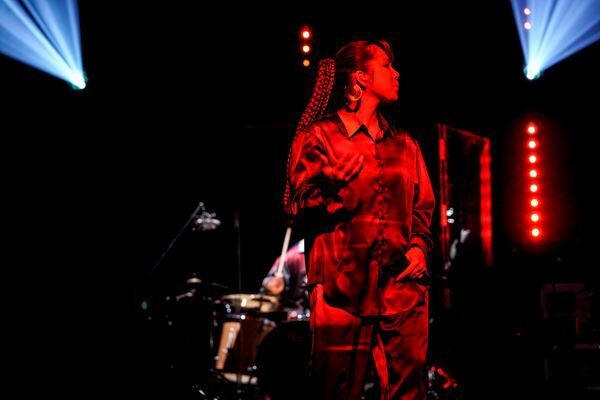 AI、20周年ツアーファイナルで朝ドラ主題歌「アルデバラン」初披露　家族から誕生日ケーキのサプライズも