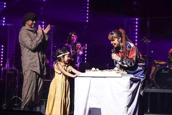 AI、20周年ツアーファイナルで朝ドラ主題歌「アルデバラン」初披露　家族から誕生日ケーキのサプライズも