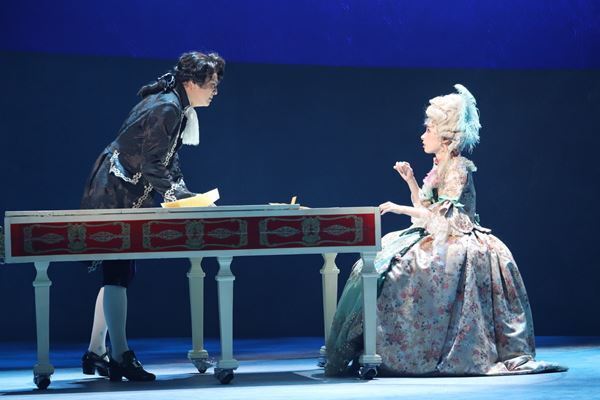 明日海りおが軽やかに、性別を飛び越え“才能のある一個人”としてのモーツァルトにーミュージカル『マドモアゼル・モーツァルト』開幕