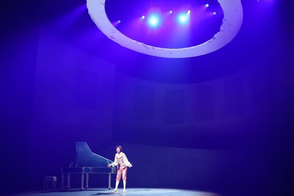 明日海りおが軽やかに、性別を飛び越え“才能のある一個人”としてのモーツァルトにーミュージカル『マドモアゼル・モーツァルト』開幕