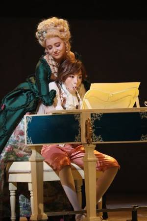 明日海りおが軽やかに、性別を飛び越え“才能のある一個人”としてのモーツァルトにーミュージカル『マドモアゼル・モーツァルト』開幕