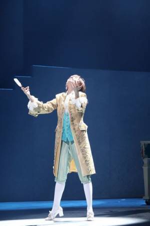 明日海りおが軽やかに、性別を飛び越え“才能のある一個人”としてのモーツァルトにーミュージカル『マドモアゼル・モーツァルト』開幕