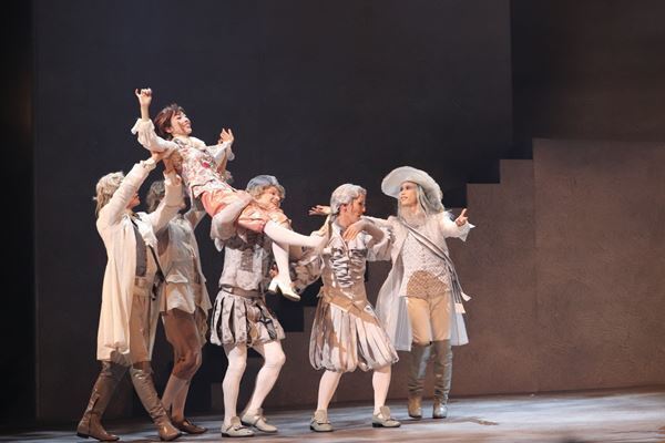 明日海りおが軽やかに、性別を飛び越え“才能のある一個人”としてのモーツァルトにーミュージカル『マドモアゼル・モーツァルト』開幕