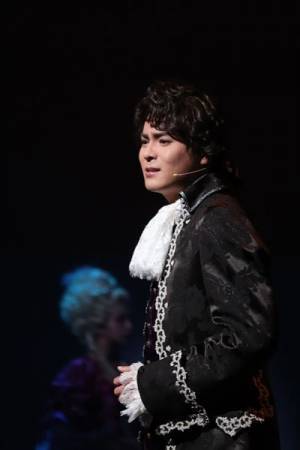 明日海りおが軽やかに、性別を飛び越え“才能のある一個人”としてのモーツァルトにーミュージカル『マドモアゼル・モーツァルト』開幕