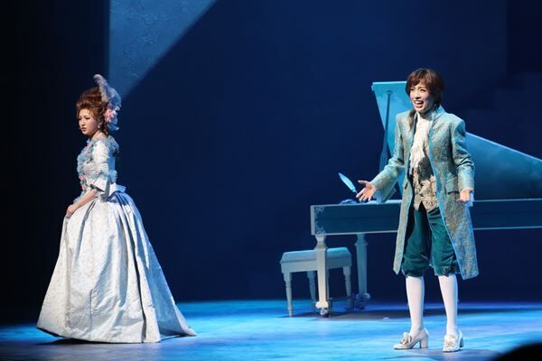 明日海りおが軽やかに、性別を飛び越え“才能のある一個人”としてのモーツァルトにーミュージカル『マドモアゼル・モーツァルト』開幕