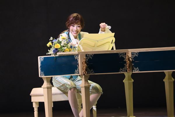 明日海りおが軽やかに、性別を飛び越え“才能のある一個人”としてのモーツァルトにーミュージカル『マドモアゼル・モーツァルト』開幕