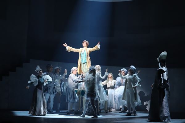 明日海りおが軽やかに、性別を飛び越え“才能のある一個人”としてのモーツァルトにーミュージカル『マドモアゼル・モーツァルト』開幕