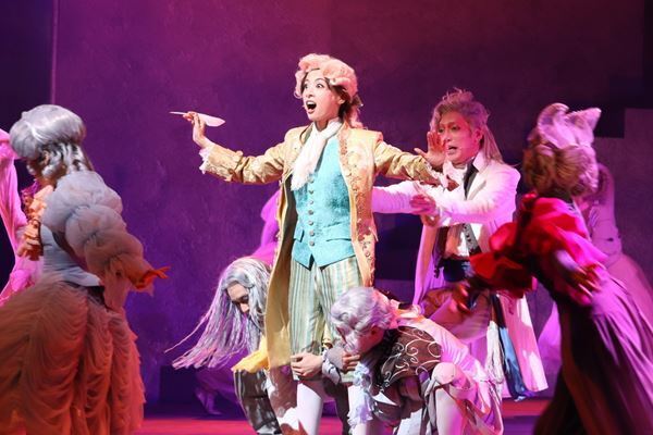 明日海りおが軽やかに、性別を飛び越え“才能のある一個人”としてのモーツァルトにーミュージカル『マドモアゼル・モーツァルト』開幕