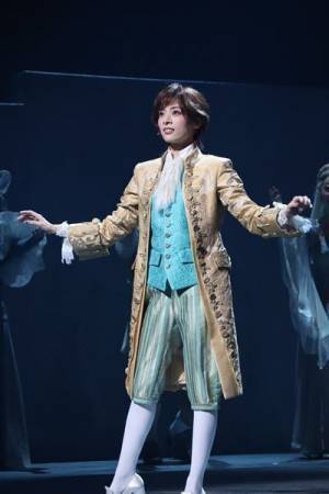 明日海りおが軽やかに、性別を飛び越え“才能のある一個人”としてのモーツァルトにーミュージカル『マドモアゼル・モーツァルト』開幕