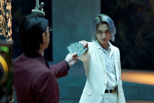 横浜流星vs三浦翔平、頭脳心理戦の裏側　『嘘喰い』「死のババ抜き」メイキング映像公開