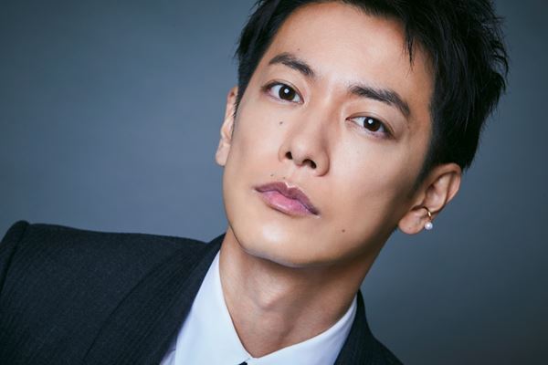 佐藤健×阿部寛の俳優論「いい俳優とは、目が離せなくなる人」