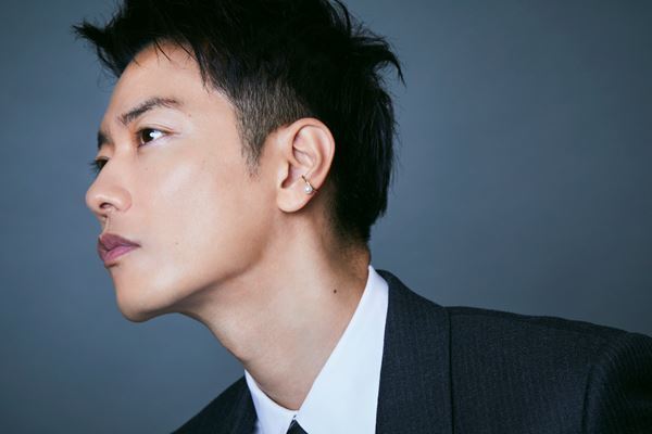 佐藤健×阿部寛の俳優論「いい俳優とは、目が離せなくなる人」