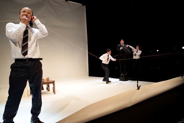 “痛みの記憶”を共有する、緊迫の75分 ―NODA・MAP番外公演『THE BEE』